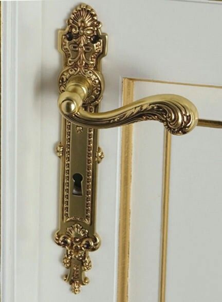 . Gold Door Handles Antique, Ornate Door Handles, Fancy Door Knobs, Door Handle Antique, Fancy Door Handles, Cute Door Handles, Gold Door Knobs Interior, Victorian Door Handles, Pretty Door Knobs