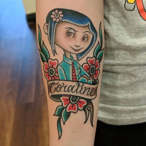 Coraline Traditional Tattoo, Tattoos Scary, Heart Flower Tattoo, Coraline Tattoo, Tim Burton Tattoo, Tattoos 2022, Button Tattoo, Emo Tattoos, Doll Tattoo