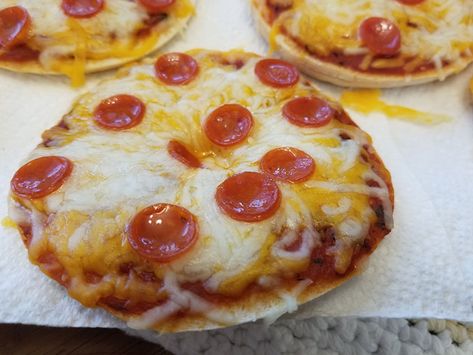 Pepperoni Bagel, Bagel Thins, Pizza Bagels, Bagel Recipe, School Snack, Everything Bagel, Pizza Recipe, Kids Lunch, Keto Recipes Easy