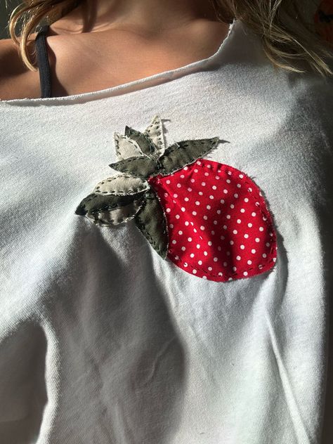 Fabric Letter Shirt, Diy Shirt Aesthetic, Diy Patch Shirt Ideas, Ways To Upcycle Tshirts, Cute Diy Shirt Ideas, Diy Applique Shirts, Patchwork Shirts Diy, Patchwork T Shirt Diy, Patchwork Tee Shirt Diy