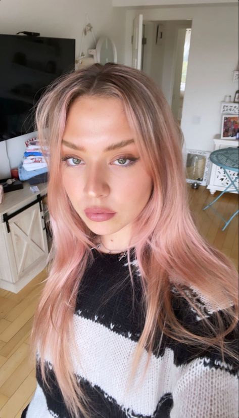 Blonde Pink Undertones, Pink Hair For Olive Skin, Pink Tinted Blonde Hair, Hair Inspo Color Light, Pink Light Brown Hair, Light Blonde Pink Hair, Pink Hair And Blonde, Light Pink Streaks In Blonde Hair, Pink To Blonde Hair