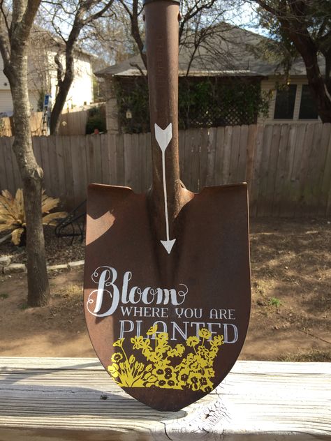 Who knew an old shovel head could be so stinkin cute! Chalk Couture is the bomb! Shovel Decoration Ideas, Painted Shovels Ideas, Painted Shovels, Shovel Craft, Garden Sign Ideas, Chalking Ideas, Diy Chalkboard Sign, Shovel Head, Chalk Crafts