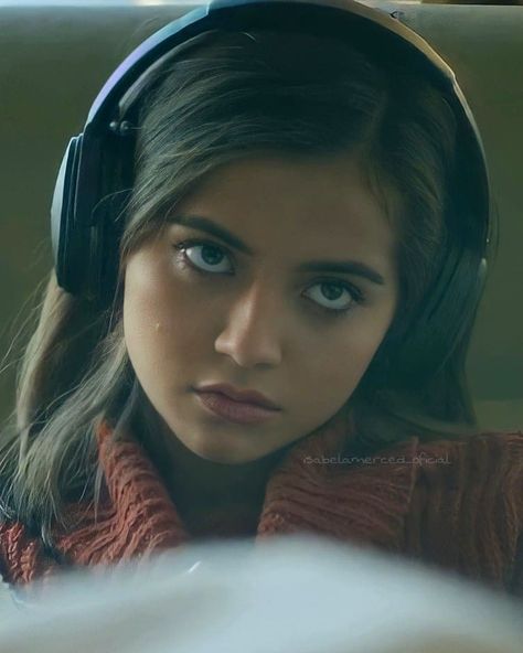 Isabella Merced, Isabela Merced, Isabela Moner, Debby Ryan, Teachers Pet, Platinum Blonde Hair, Jenna Ortega, Modern Warfare, Book Characters