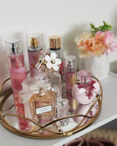 Parfume Display, How To Organize Perfumes On Dresser, Makeup Vanity Decor, Profumo Victoria Secret, Koleksi Parfum, Makeup Beauty Room, Perfume Organizer, Perfume Storage, Preppy Decor