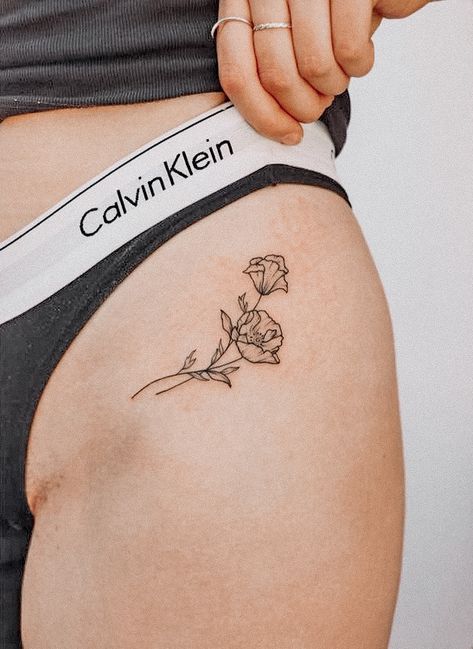 Tattoos Thigh, Small Thigh Tattoos, Hip Thigh Tattoos, Tattoo Trend, Shape Tattoo, Hip Tattoos Women, Inspiration Tattoos, Thigh Tattoos, Arrow Tattoo