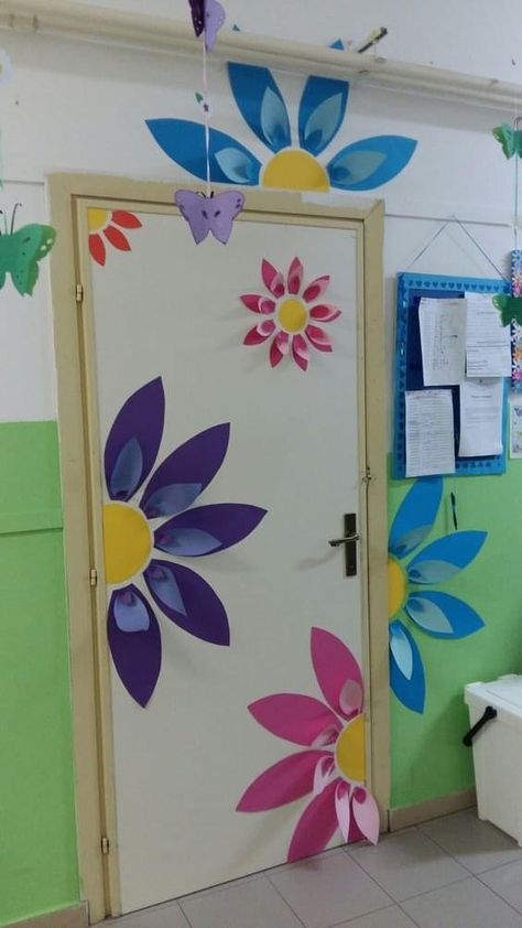 Spring Classroom Door, Spring Door Decoration, Diy Classroom Decorations, School Door Decorations, Spring Classroom, Hand Crafts For Kids, Door Decorations Classroom, Paper Flowers Craft, Paper Towel Roll Crafts