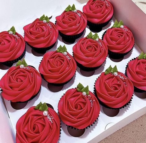 Red Rose Cupcakes, Hennessy Label, Rose Frosting, Normal Cake, Valentines Cakes And Cupcakes, Valentines Cakes, Reception Desserts, Red Cupcakes, Christmas Cake Designs