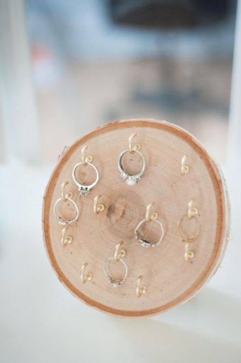 Ring Holder Diy, Handmade Jewelry Display, Wood Jewelry Diy, Jewelry Storage Diy, Boho Jewelry Diy, Diy Jewelry To Sell, Diy Jewelry Rings, Diy Ring, Jewelry Organizer Wall