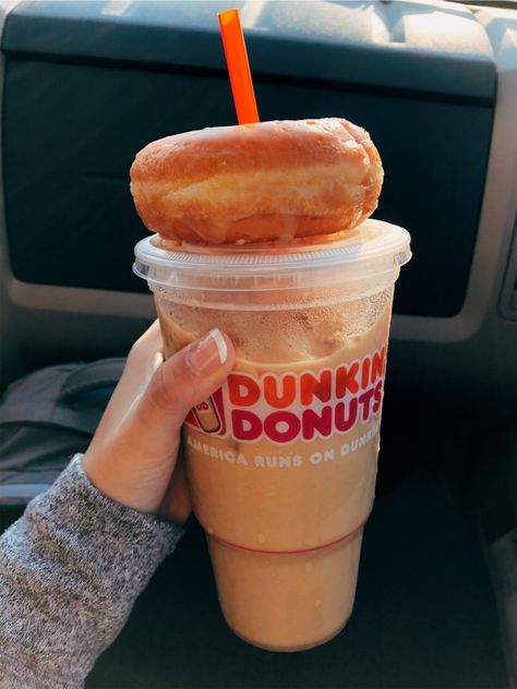 Dunkin Iced Coffee, Starbucks Coffee Drinks, Trendy Food, Coffee And Donuts, Dunkin Donuts Coffee, Vanilla Coffee, Candy Desserts, Dunkin Donuts Coffee Cup, Fruit Smoothies