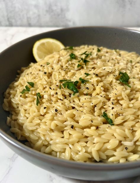 close up shot of orzo in a bowl sprinkled with parsley Instant Pot Orzo, Gluten Free Orzo, How To Cook Orzo, Searing Meat, Orzo Pasta Salad, Lemon Twist, Orzo Pasta, Sauteed Veggies, Easy Pasta Recipes