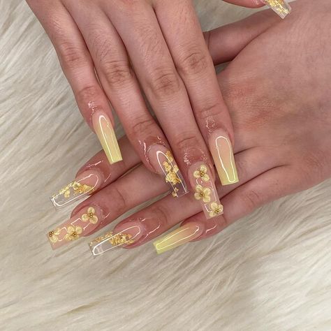 Yellow And Clear Nails, Light Yellow Nails Acrylic, Yellow Wedding Nails, Green And Yellow Nails Design, Yellow Prom Nails, Yellow And Gold Nails, White And Yellow Nails, Nail Ideas Yellow, Yellow And White Nails