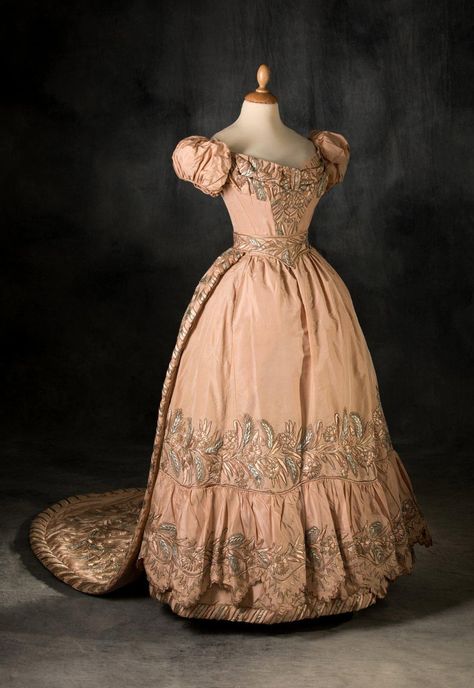 1828, France Court dress probably belonging to Marie-Caroline of Bourbon-Two Sicilies, Duchess of Berry Silk taffeta with silk, silver and gold thread embroidery Tessier Sarrou 1830s Dress, 1820s Fashion, 1830s Fashion, Berry Dress, Miranda Priestly, Dress With Train, Court Dresses, Regency Fashion, 19th Century Fashion