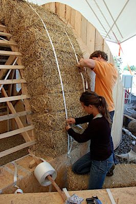 Maison Earthship, Casa Dos Hobbits, Straw Bale Construction, Casa Hobbit, Straw Bale House, Tanaman Indoor, Eco Buildings, Earthship Home, Cool Tree Houses