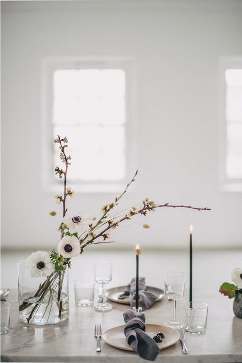 Minimal Elegant Bridal Inspiration Shoot With Ikebana Inspired Floral Arrangements By Kitten Grayson // Planned & Styled By Anemone Style // Images Genevieve Wedding Photography Modern Wedding Centerpieces, Arch Table, Minimalist Wedding Decor, Earthy Wedding, Dekor Diy, Modern Minimalist Wedding, Minimal Wedding, Wedding Tablescapes, Bridal Inspiration