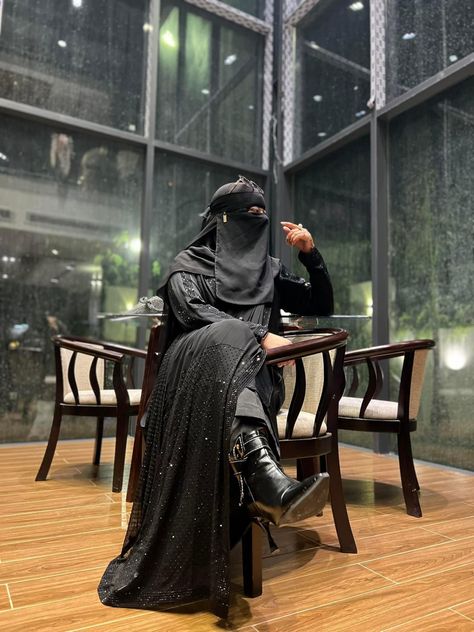 Leather Dress Fashion, 2b Cosplay, Harem Girl, Modest Casual Outfits, Female Celebrity Fashion, Arabian Beauty Women, Muslim Women Fashion, Beautiful Muslim Women, Muslim Fashion Outfits