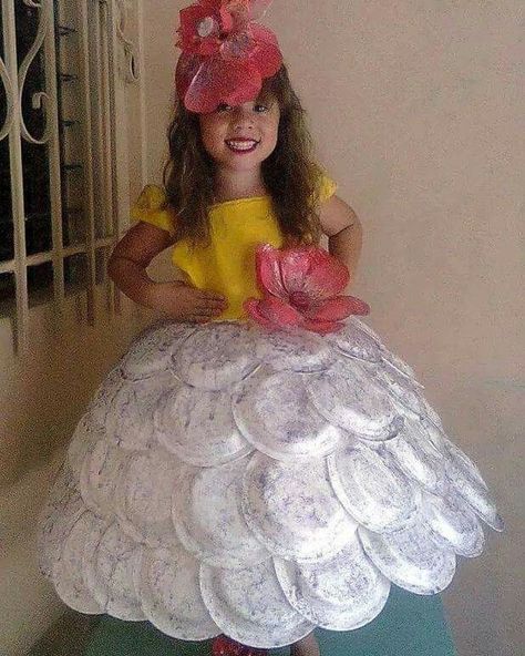 🌟🌟🌟Creativos vestidos de material reciclado 😇😚🥰😍😁😃🤩😍🤩 #reciclagem Recycled Dress For Kids, Recycled Costumes For Kids, Recycling Projects For School, Recycled Fashion Diy, Kindergarten Art Crafts, Train Costume, Fancy Dress Costumes Kids, Recycled Costumes, Rainbow Costumes