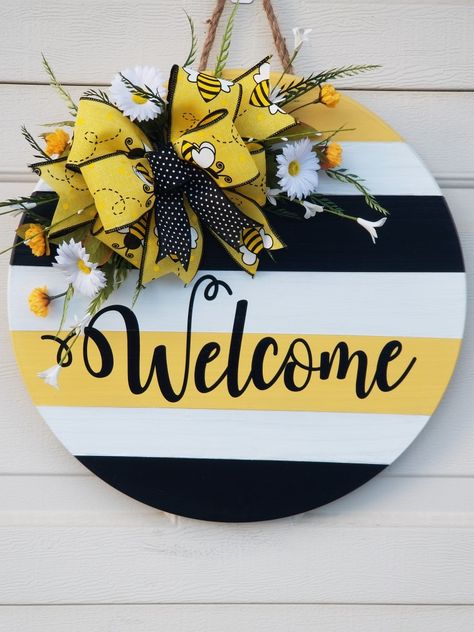 Honey Bee Decor, Door Hangers Diy, Wooden Signs Diy, Wood Wreath, Door Signs Diy, Wooden Door Signs, Round Wood Sign, Diy Wood Signs, Creation Deco