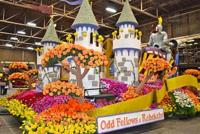 Keep Calm and Craft On: Volunteering to decorate the Tournament of Roses Parade Floats Decorating Process. Rose Parade Floats, Varmala Entry, Parade Float Decorations, Rose Bowl Parade, Carnival Floats, Tournament Of Roses Parade, Homecoming Themes, Floating Decorations, Holiday Parades