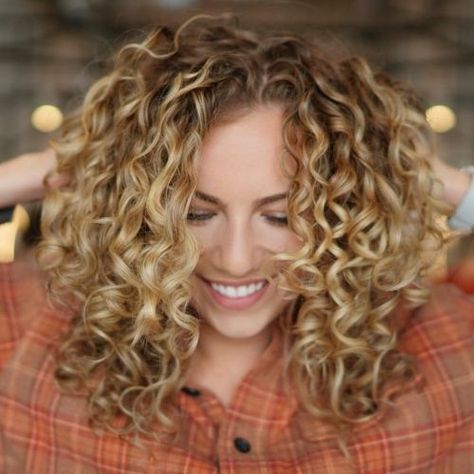 Curly Blonde Hair with Center Parting Balayage Hair Curly Blonde, Gold Highlights Curly Hair, Caramel Blonde Curly Hair, Short Curly Balayage Hair, Balayage Blonde Curly, Blonde Highlights Curly Hair Natural Curls, Golden Blonde Curly Hair, Blonde Balayage Curly Hair, Honey Blonde Curly Hair