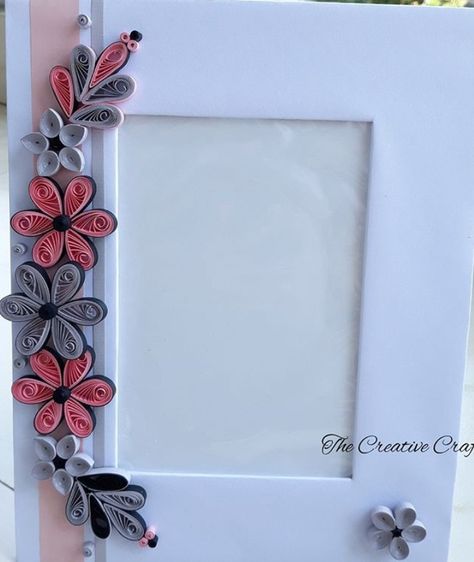 Quilling photo frame!! Photo Frame Quilling Design, Paper Quilling Photo Frames, Quilling Photo Frames, Card Quilling, Photo Frame Crafts, Thread Weaving, Cold Porcelain Flowers, Quilling Ideas, Quilling Craft