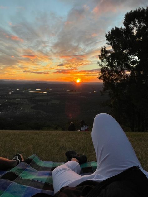 Picnic and sunset on top of a mountain Sunset Picnic Date, Afternoon Sunset, Sunset Picnic, Fotos Aesthetic, Picnic Date, Sunset View, Sunset Photography, Dates, Fan Art