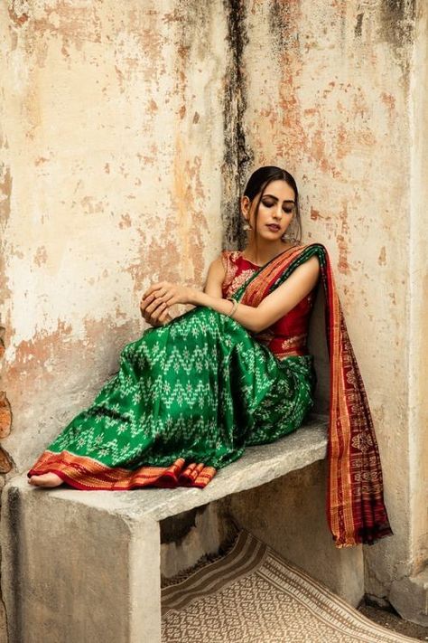 Sabyasachi Saree, Phulkari Saree, Sambalpuri Saree, Indian Sari Dress, Indian Fashion Trends, Wedding Sari, Saree Poses, Modern Saree, Indian Photoshoot