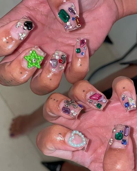 Doja Cat’s bejewled short acrylic nails are ✨🤩 | charm manicure on short nails. Photos via Doja Cat (IG) Chaotic Instagram, Red Eye Contacts, Short Manicure, Glittery Eye Makeup, Chrome Manicure, Eye Contacts, Glittery Eyes, Instagram Carousel, Long Acrylic Nails Coffin