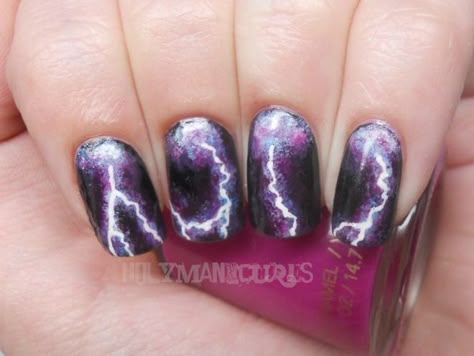 Coolest mani since the galaxy nails! Lightening Nails! Another must try! Storm Nails, Lightning Nails, Lighting Storm, Galaxy Nail Art, Galaxy Nails, Black Nail, Get Nails, Funky Nails, Nail Art Inspiration