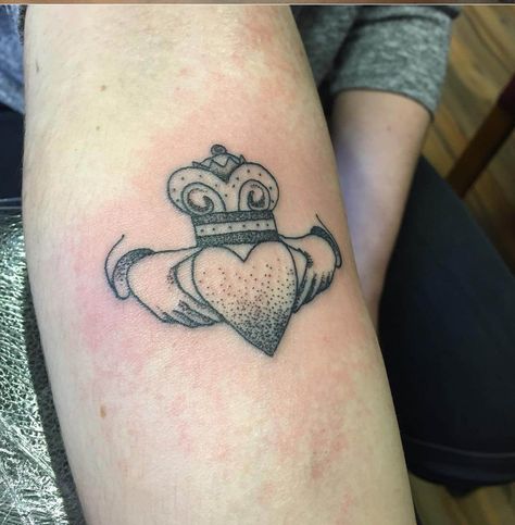 Cladaggah Tattoo, Irish Friendship Tattoos, Swedish Tattoo Ideas, Claddagh Ring Tattoo, Irish Claddagh Tattoo, Claddagh Tattoo, Ireland Tattoo, Ring Tattoo Designs, Ring Tattoo