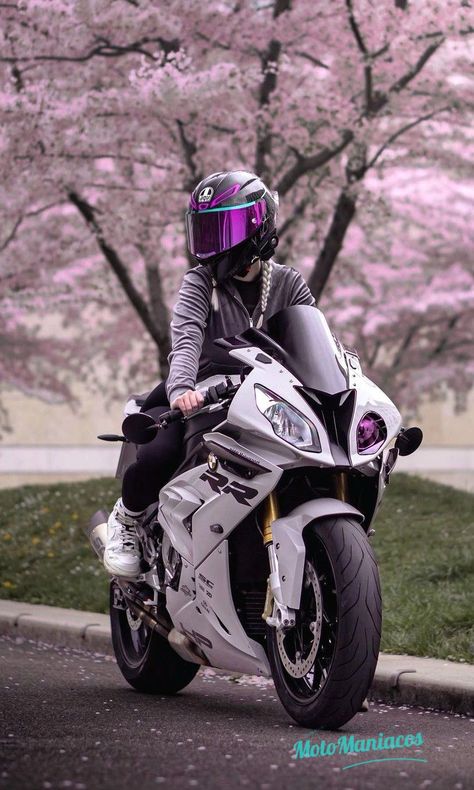 Women With Motorcycles, Bike Girls Dp, Lady Riders Wallpaper, Bike Rider Girl, Women Riding Motorcycles, Pink Motorcycle, Female Motorcycle Riders, Best Motorbike, Biker Photography