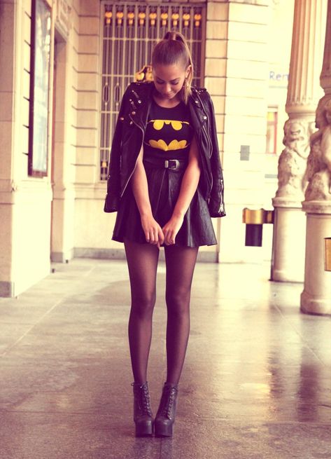 Geeky Chic, Neo Grunge, Batman Outfits, Batgirl Costume, Batman Shirt, Tokyo Street Fashion, Diy Kostüm, Fashion 90s, Batman T Shirt