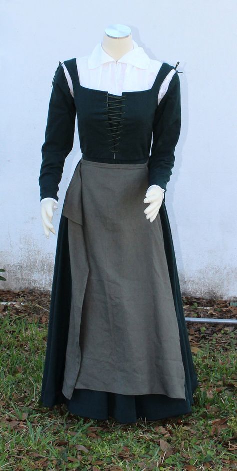 Spiral laced green wool kirtle with linen apron Elizabethan Kirtle, English Gown, Elizabethan Clothing, Elizabethan Dress, 17th Century Clothing, Elizabethan Fashion, Gown Green, Eyelet Sweater, Tudor Fashion