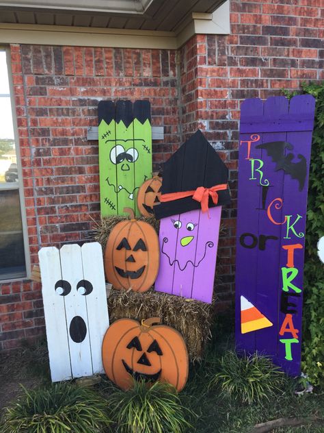 Trick Or Treat Wood Porch Sign, Front Porch Signs Wooden Diy Halloween, Halloween Outdoor Signs Wooden, Halloween Wood Signs Front Porches, Fall Fence Decorating Ideas, Wooden Pumpkins Diy Front Porches, Diy Fall Signs Front Porches, Wooden Yard Signs, Laser Halloween