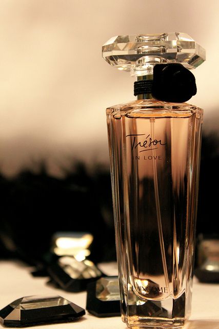 Tresor IN LOVE by اللوغـَانـي, via Flickr Perfume Display, Perfume Photography, Perfume Scents, Perfume And Cologne, Perfume Lover, Perfume Design, Best Fragrances, Best Perfume, Luxury Perfume