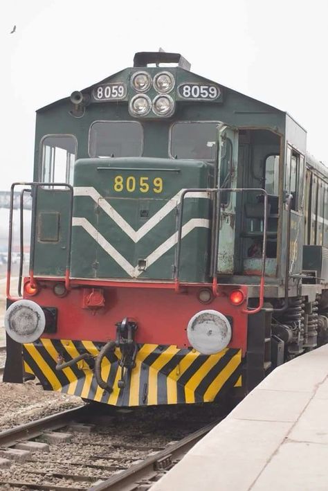 Locomotive Diesel-électrique des Pakistan Railways 2016 Pakistan Pictures, Pakistan Railways, Life Line, Pakistan Travel, Railroad Photography, Train Journey, Documentaries, Pakistan, Street Art