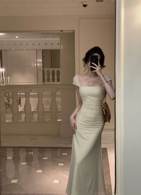 Long White Dress Aesthetic, Elegant White Outfit, White Dress Aesthetic, White Silk Dress, Party Fits, Everyday Fashion Outfits, Long White Dress, Stylish Party Dresses, Dress Aesthetic