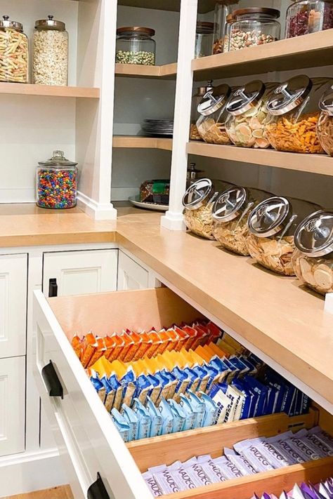 Kitchen organization // Kitchen pantry // Kitchen shelves // Decluttered kitchen // Kitchen storage // Clever kitchen ideas Save shelf space by decanting your snacks into jars and unboxing all your snacks into drawers Organized Pantry, Pantry Remodel, House Organisation, Desain Pantry, Kitchen Organization Pantry, Aesthetic Kitchen, Kitchen Organisation, Organizing Hacks, Kitchen Pantry Design