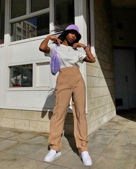 The bucket hat trend is here to stay. See and shop 5 new ways to wear them this summer here. Bucket Hat Outfit, Bucket Hat Fashion, Fest Outfits, Hat Outfit, Streetwear Mode, Outfit 90s, Outfits With Hats, Bucket Hats, Mode Vintage