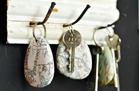 Rock Keychain, Pebble Table, Fair Crafts, Class Crafts, Diy Keychains, Gift Hacks, Ladies Tea, Field House, Map Crafts