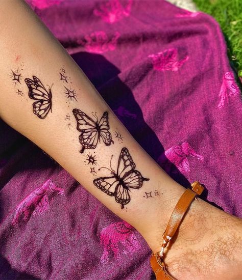 butterfly henna designs, Simple butterfly henna designs, butterfly henna designs on hand, Butterfly henna designs easy and beautiful, cute butterfly mehndi design, stylish butterfly mehndi design, butterfly mehndi design for front hand Henna Butterfly Designs Hand, Henna Tattoo Designs Simple Butterfly, Butterfly Hena Design Hand, Aesthetic Henna Butterfly, Henna Designs With Butterflies, Henna Designs Butterflies, Henna Tattoo Designs Butterfly, Butterfly Tattoo Henna, Cute Mehandi