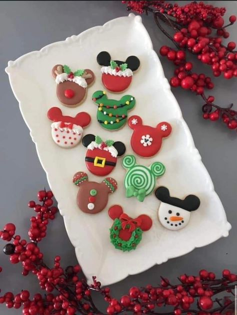 Mickey Christmas Cookies Decorated, Minnie Mouse Christmas Cookies, Disney Christmas Cookies Decorated, Mickey Mouse Christmas Cookies, Mickey Christmas Cookies, Disney Christmas Cookies, Mickey Cookies, Natal Do Mickey Mouse, Christmas Cutout Cookies