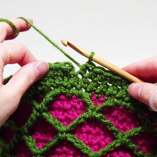 Invisible Finish....Clean neat edge, no knots... Tips and Tricks Fun Crochet, Manta Crochet, Knitting Needle, Crochet Motifs, Crochet Stitches Tutorial, Crochet Instructions, Crochet Stitches Patterns, Yarn Projects, Crochet Basics