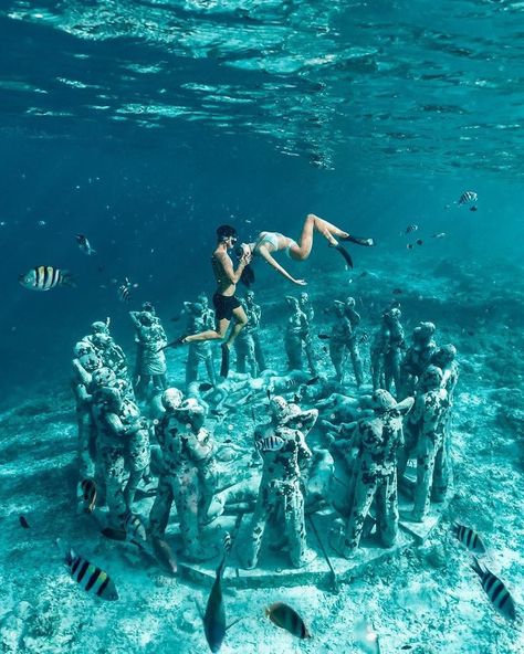 Embracing figures surround curled up statues on the ocean floor. Each statue was made from the casts of real people, making the sculptures even more unique. Gili Meno, Underwater Sculpture, Bawah Air, Gili Island, Underwater Creatures, Underwater Photography, Lombok, Travel Goals, Ubud