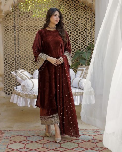 Rust Combination Outfit, Wedding Simple Dress Pakistani, Maroon Dress Indian, Pakistani Shadi Dresses, Old Saree Reuse Sari Dress, Velvet Fancy Dress, Velvet Dress Designs Pakistani, Velvet Pakistani Dress, Pretty Dresses Casual