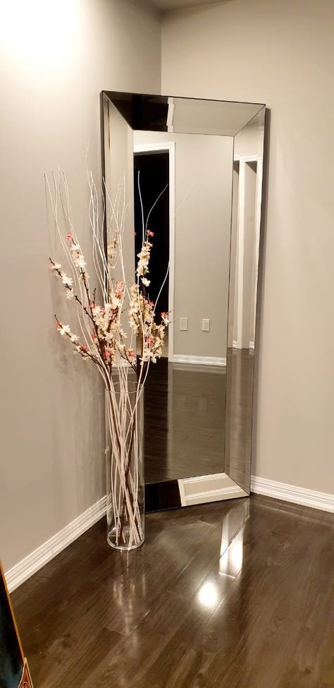 Wall Decor Living Room Modern Luxury, Standing Mirror In Bedroom Corner, Mirror Corner Decor, Living Room Wall Mirror Decor Ideas, Tall Standing Mirror, Wall Decor Living Room Modern, Silver Living Room, Mirror Decor Ideas, Corner Mirror