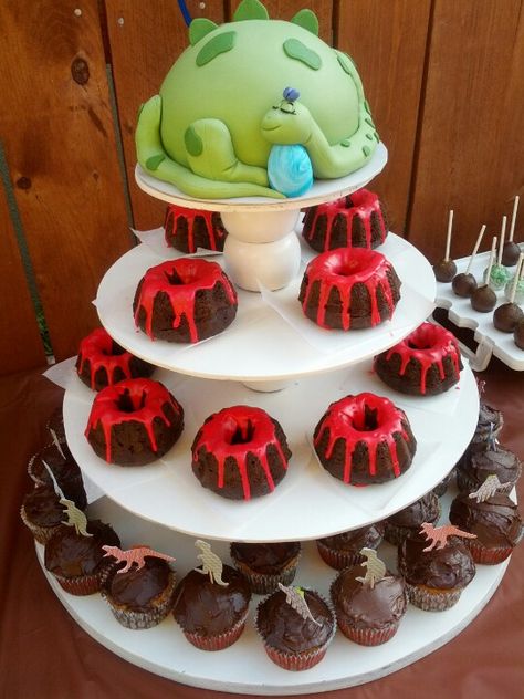 lava Volcano Cupcakes Dinosaur Party, Birthday Party Food Dinosaur, Land Before Time Baby Shower Ideas, Party Food Dinosaur, Dino Baby Shower Ideas, Dinosaur Themed Baby Shower Ideas, Dinosaur Baby Shower Ideas For Boys, Dinosaur Baby Shower Cake, Baby Shower Dinosaur Theme