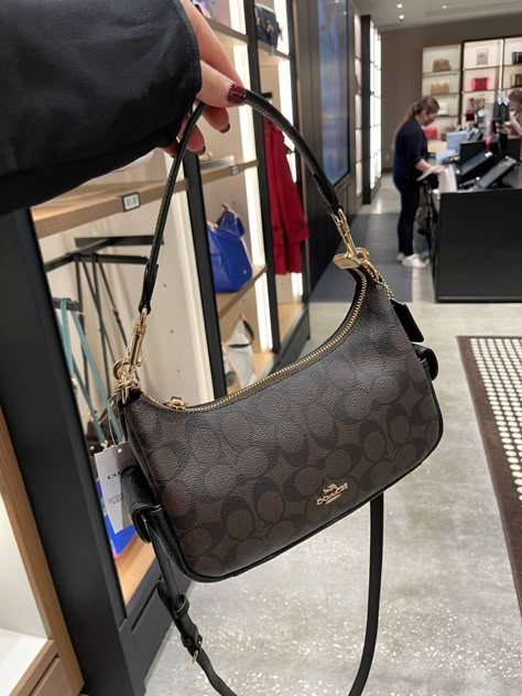 Coach Bags 2022, Coach Bag Aesthetic, Coach Aesthetic, Coach Bag Outfit, Coach Outfits, Shoulder Bag Outfit, Trendy Purses, Dream Bags, Handbag Essentials