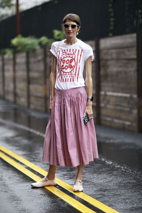 Red Gingham Skirt, Skirt Street Style, Red Graphic Tee, Street Skirt, Coffee Outfit, New York Street Style, Gingham Skirt, Cooler Look, Easy Trendy Outfits