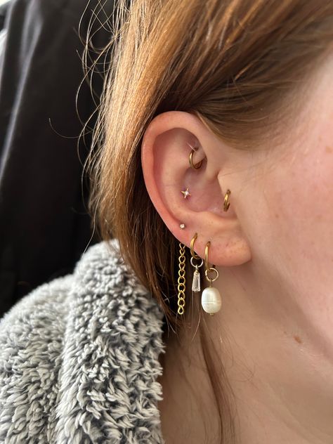 Low Nose Piercing, Conch Tragus Helix Piercing, Fresh Conch Piercing, Triple Lobe And Conch Piercing, Conch Piercing Styling, Upper Lobe Piercing Ideas, Four Lobe Piercings, High Helix Piercing, Triple Lobe Piercing Ideas