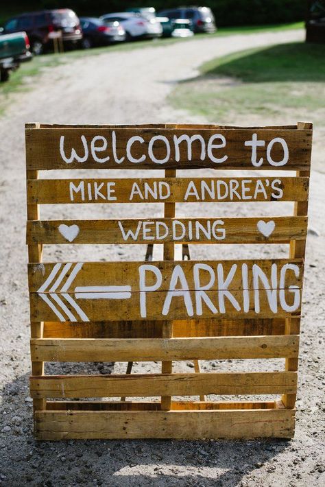 Wedding Signs Rustic Pallets, Wedding Signs Rustic, Unique Wedding Signs, Pallet Wedding, Rustic Farm Wedding, Country Diy, Rustic Wedding Signs, Lakeside Wedding, Rustic Country Wedding